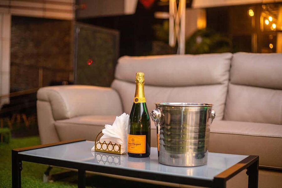 Accra: Nightlife tour - Republic Bar & Grill brings the music